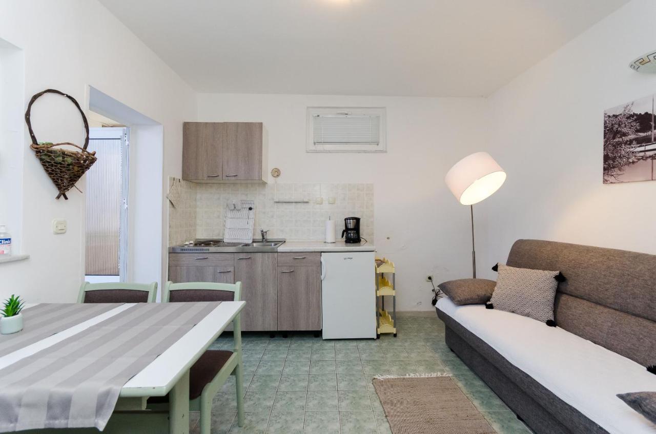 Apartments Marija Mundanije Екстер'єр фото